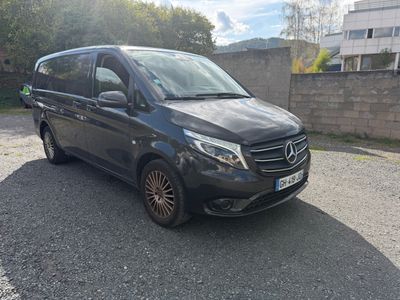 Le monospace Mercedes Classe V est garé sur un parking