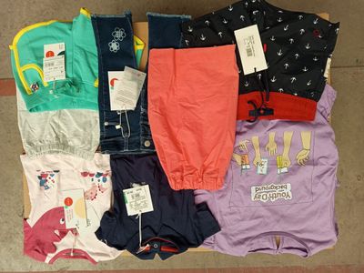 un tas de vêtements en tout genre par terre