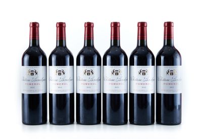six bouteilles de vin rouge sont alignées
