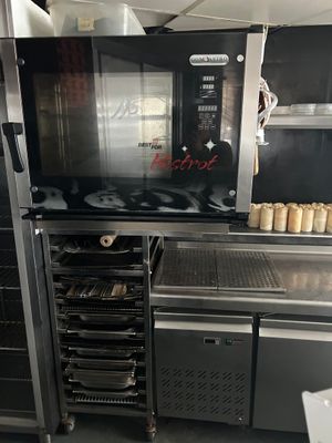 une photo d'une cuisine professionnelle équipée d'un micro-ondes et d'un four