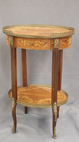 Petite table volante ovale de style Transition à deux plateaux en...