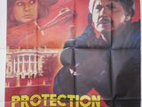 une affiche du film « Protection », sur laquelle figure un homme tenant une arme à feu