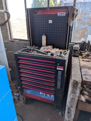 une boîte à outils posée au milieu d'un établi
