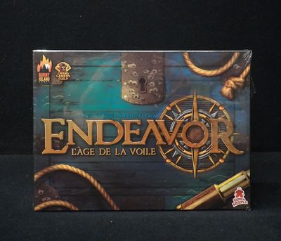 La boîte du jeu « Endeavor » est posée sur une surface noire.