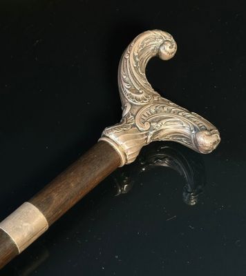 Canne, le pommeau en argent de forme libre, à décor de rince…