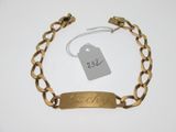 bracelet plaqué or avec une plaque portant un prénom et une chaîne