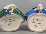 deux vases bleus et verts posés côte à côte sur une surface grise