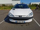 une voiture blanche garée dans un parking