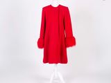 le manteau rouge est sur un mannequin, un mannequin, un mannequin, un mannequin, un mannequin, un mannequin, un mannequin, un mannequin, un mannequin, un mannequin, un mannequin, un mannequin, un mannequin, un mannequin, un mannequin, un mannequin, un mannequin, un mannequin, un mannequin, un mannequin, un mannequin, un mannequin, un mannequin, un mannequin, un mannequin, un mannequin, un mannequin, un mannequin, un mannequin, un mannequin, un mannequin, un mannequin, un