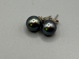 deux boucles d'oreilles en perles noires sur un fond blanc