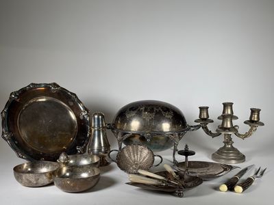 beaucoup d'objets en argent qui se trouvent sur la table