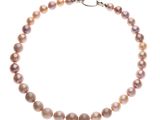 un collier de perles roses avec un fermoir en argent sur fond blanc