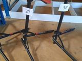 trois trépieds posés sur une table