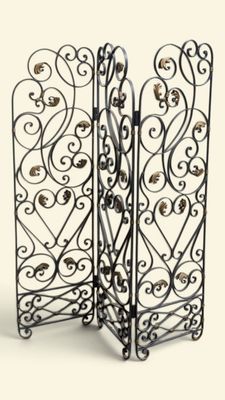 une image représentant un treillis métallique orné d'un motif décoratif
