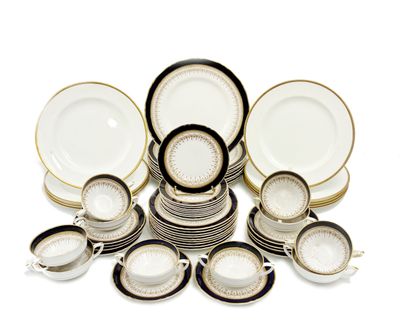 Il y a toutes sortes d'assiettes et de bols sur cette table