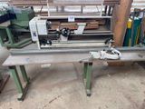 une machine posée sur une table dans une pièce
