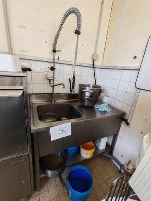 une cuisine équipée d'un évier et d'un lave-linge
