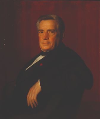 le portrait d'un homme en costume noir et nœud papillon