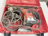 une boîte à outils rouge avec des outils sur une table
