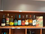 de nombreuses bouteilles d'alcool sur une étagère dans un magasin