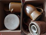une boîte en carton contenant quelques gobelets
