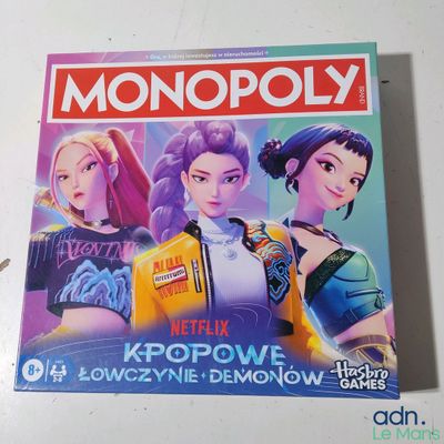 un jeu de société « Monopoly » sur lequel figurent plusieurs filles