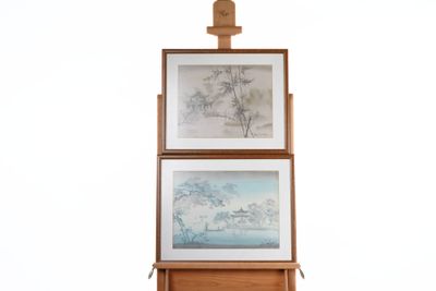 un chevalet en bois sur lequel sont posés trois tableaux