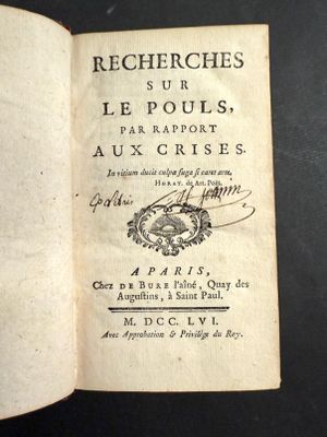 un livre ouvert avec une écriture dessus, posé sur une table