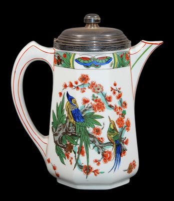 une théière ornée d'un motif représentant un oiseau et des fleurs