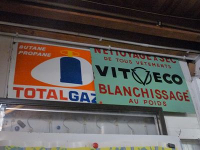 deux pancartes accrochées au mur d'un magasin sur lesquelles on pouvait lire « vita eco »