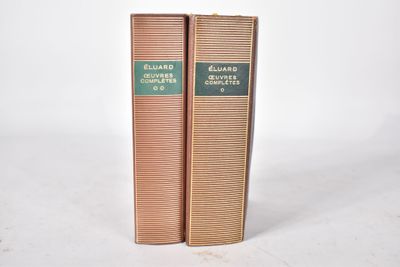 deux livres posés l'un sur l'autre sur une surface blanche