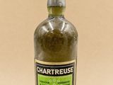 une bouteille d'alcool posée sur une table