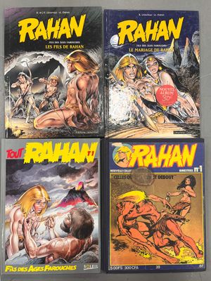 un lot de quatre bandes dessinées exposées sur une table