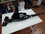 un bateau en noir et blanc posé sur une table dans une pièce
