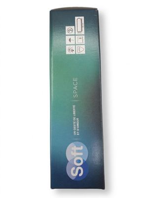un gros plan d'un tube de dentifrice posé sur une surface blanche