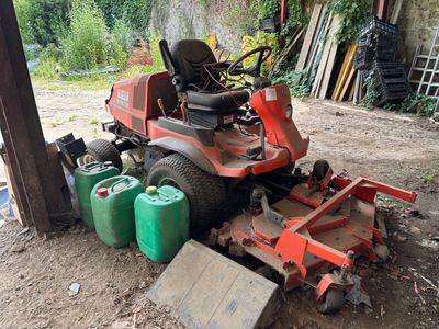 une tondeuse à gazon qui traîne dans la boue