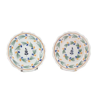 une paire d'assiettes ornées de motifs bleus et jaunes
