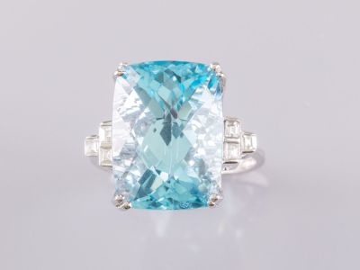 une bague en aigue-marine et diamants, sertie de diamants taille baguette