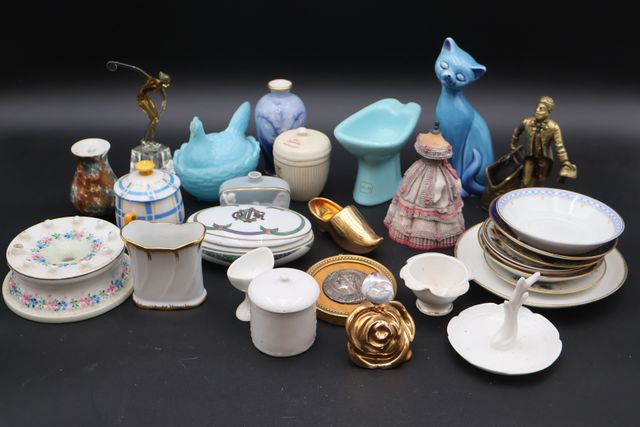 Baguier, tasses, sujet en bronze, petit flacon de parfum en porce...