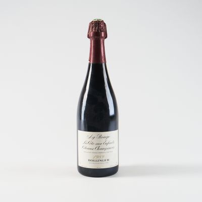 la bouteille de vin est posée sur une surface blanche