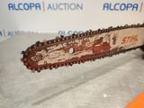 a chainsaw that is sitting on top of a table