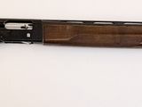 gros plan d'un fusil sur une surface blanche