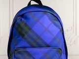 un sac à dos bleu posé sur une table en bois