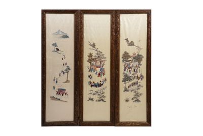 trois peintures asiatiques encadrées représentant des personnages et des arbres sur fond blanc