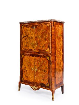 une photo d'un meuble en bois et en marbre