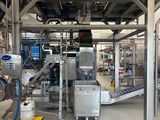 une machine qui fonctionne sur un tapis roulant dans une usine
