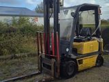 un chariot élévateur garé sur le bord de la route