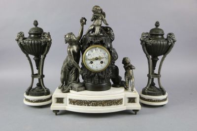 une horloge posée sur une table