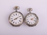 paire de montres de poche anciennes en argent, avec des chiffres romains et des chiffres romains