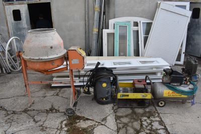 beaucoup de déchets par terre devant un immeuble